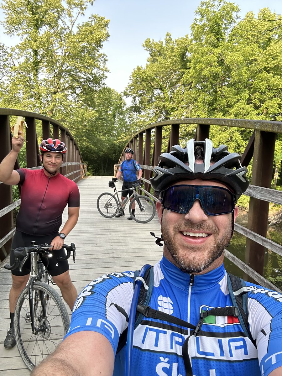 Two Graveleros on a wooden bridge